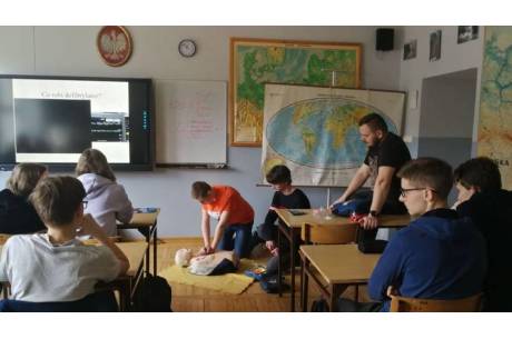 Ratownicy medyczni w wiślańskim Liceum