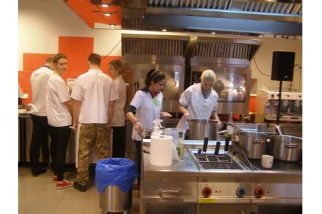 Kulinarne warsztaty szkoleniowe w RM Gastro Polska dla techników żywienia z Międzyświecia